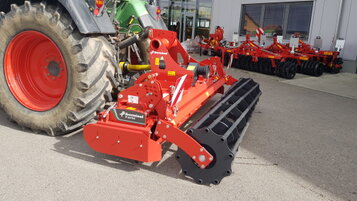 Auslieferung Kverneland H-Series mit Stabpackerwalze